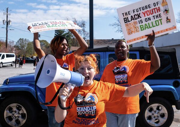 La gente celebra una &quot;Fiesta del Voto&quot; frente a un colegio electoral en la ciudad de Atlanta, Georgia. - Sputnik Mundo