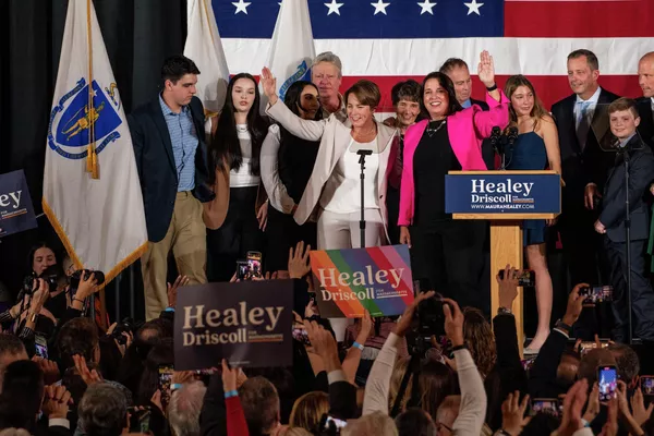 La candidata demócrata a gobernadora de Massachusetts, Maura Healey, con sus partidarios en el hotel Copley Plaza de Boston en la noche después de las elecciones. Según los resultados preliminares, la política ganó las elecciones. La candidata demócrata a gobernadora de Massachusetts, Maura Healey, con sus partidarios en el hotel Copley Plaza de Boston en la noche después de las elecciones. Según los resultados preliminares, la política ganó las elecciones. - Sputnik Mundo