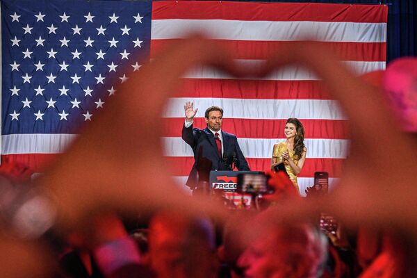 Ronald Dion DeSantis, el candidato republicano a gobernador de Florida, la noche después de las elecciones en el Centro de Convenciones de Tampa, Florida. - Sputnik Mundo