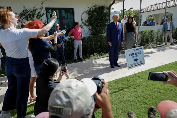 El exmandatario estadounidense Donald Trump y su esposa Melania tras votar en un colegio electoral de Palm Beach, en Florida. El exmandatario estadounidense Donald Trump y su esposa Melania tras votar en un colegio electoral de Palm Beach, en Florida. - Sputnik Mundo