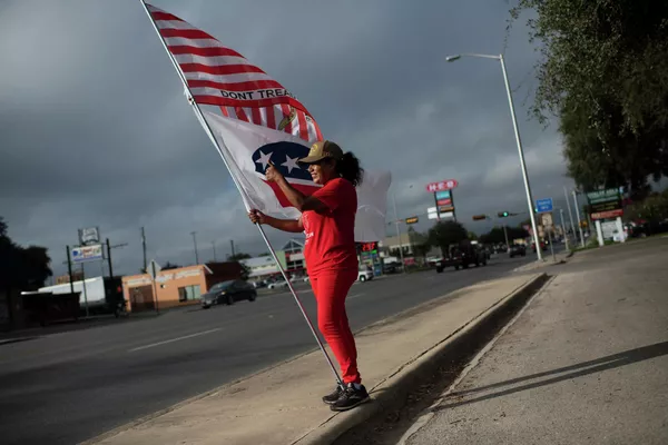 Un simpatizante del Partido Republicano frente a un colegio electoral en la ciudad de Uvalde, Texas. Un simpatizante del Partido Republicano frente a un colegio electoral en la ciudad de Uvalde, Texas. - Sputnik Mundo