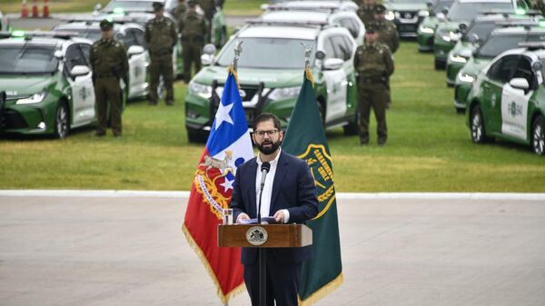 El presidente de Chile, Gabriel Boric, en un acto por la reposición de vehículos policiales en la Escuela de Suboficiales de Carabineros, 9 de noviembre, Chile - Sputnik Mundo