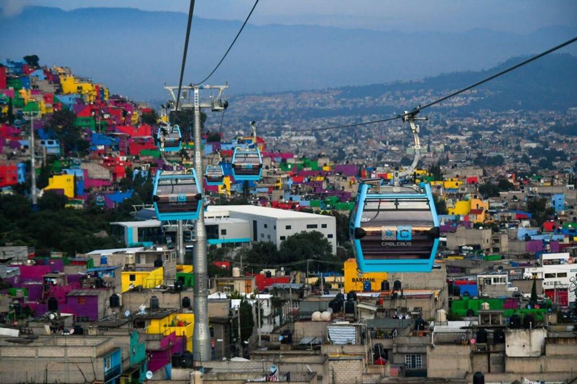 Una vista de la alcaldía Iztapalapa de la Ciudad de México, donde la vegetación es menos abundante y la densidad poblacional es mayor - Sputnik Mundo, 1920, 10.11.2022