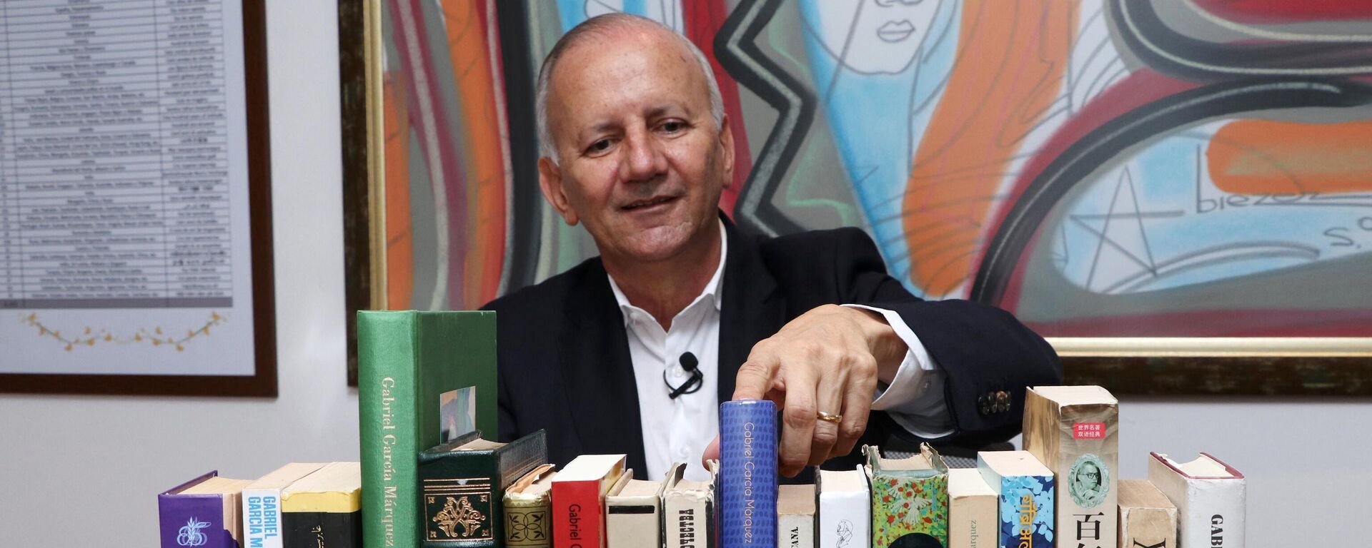 El colombiano Jorge Salazar colecciona ediciones de la novela Cien años de soledad, de Gabriel García Márquez. - Sputnik Mundo, 1920, 11.11.2022