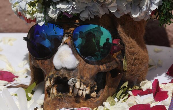 Una calavera humana decorada durante la tradicional fiesta de las Ñatitas, que marca el final de la festividad católica del Día de Todos los Santos, en el Cementerio General de La Paz, Bolivia. Las Ñanitas, que en el idioma indígena Aymara significa &quot;sin una nariz&quot;, son valoradas y cuidadas por los que las usan como amuletos protectores y las decoran acordemente. - Sputnik Mundo
