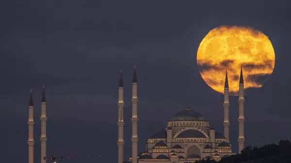 Лунное затмение за мечетью Камлика в Стамбуле - Sputnik Mundo