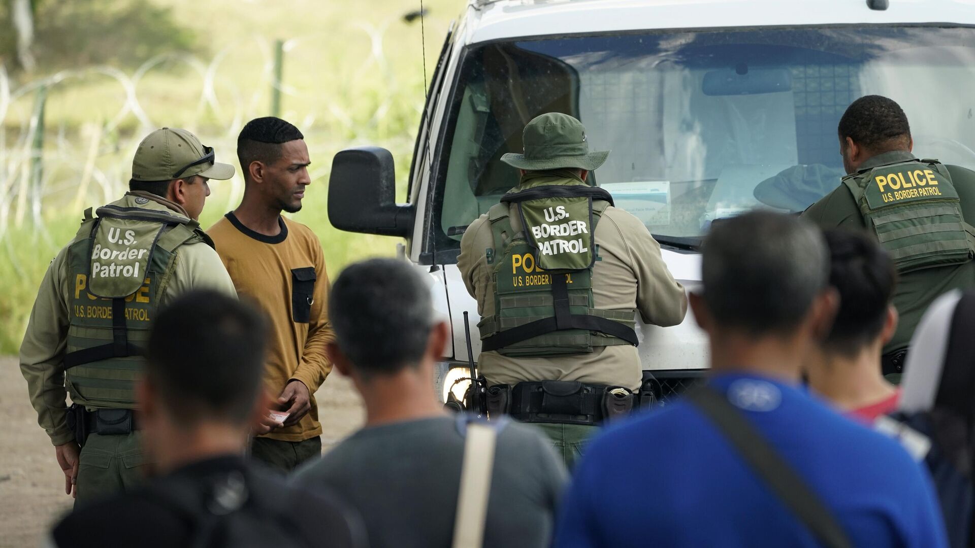 Los migrantes son procesados por la Patrulla Fronteriza después de cruzar ilegalmente el Río Grande de México a EEUU en Eagle Pass, Texas - Sputnik Mundo, 1920, 13.05.2023
