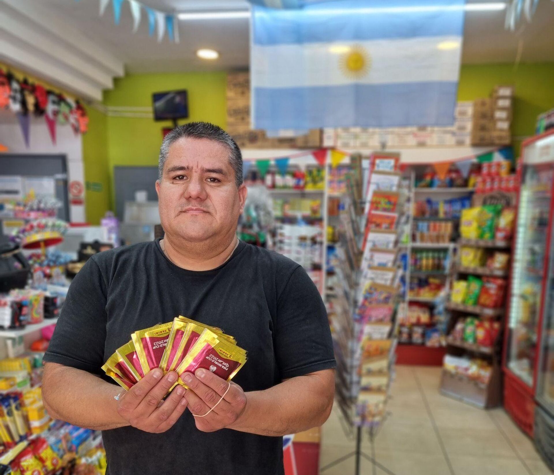 Claudio tiene más de 30 años de experiencia como kiosquero y nunca vio una demanda tan alta por las figuritas del mundial de fútbol - Sputnik Mundo, 1920, 11.11.2022