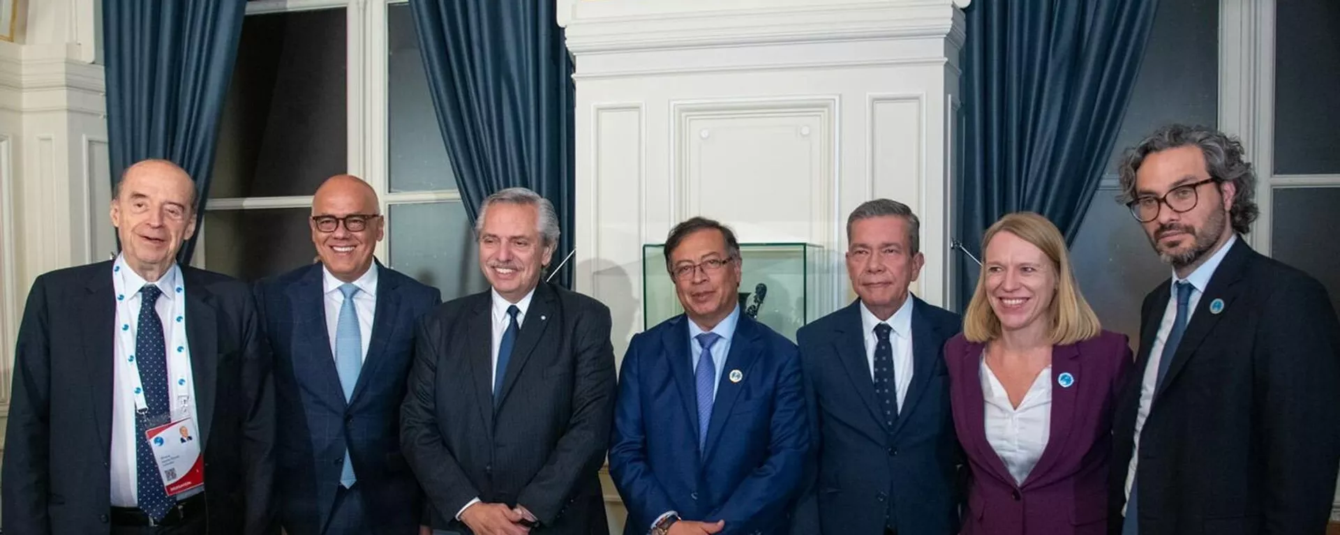 En el centro, los presidentes de Argentina y Colombia, Alberto Fernández y Gustavo Petro, en la mesa de diálogo En el centro, los presidentes de Argentina y Colombia, Alberto Fernández y Gustavo Petro, en la mesa de diálogo - Sputnik Mundo, 1920, 11.11.2022