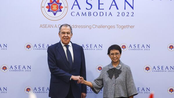 El ministro de Exteriores de Rusia, Serguéi Lavrov, con su par de Indonesia, Retno Marsudi - Sputnik Mundo