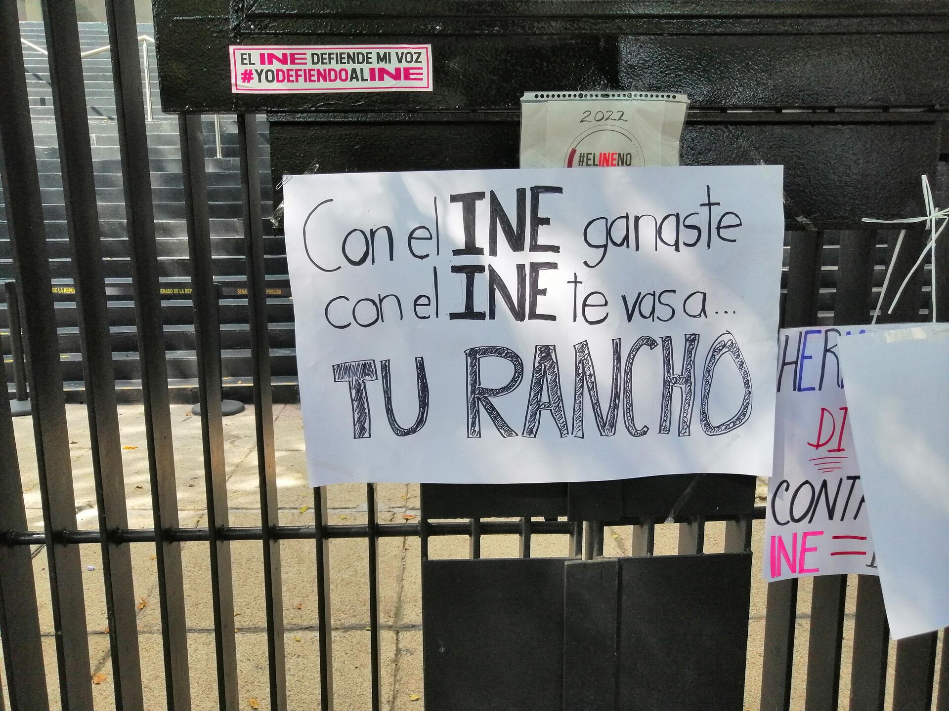 Tras la movilización, los manifestantes dejaron sus pancartas adheridas a la sede del senado. - Sputnik Mundo, 1920, 13.11.2022