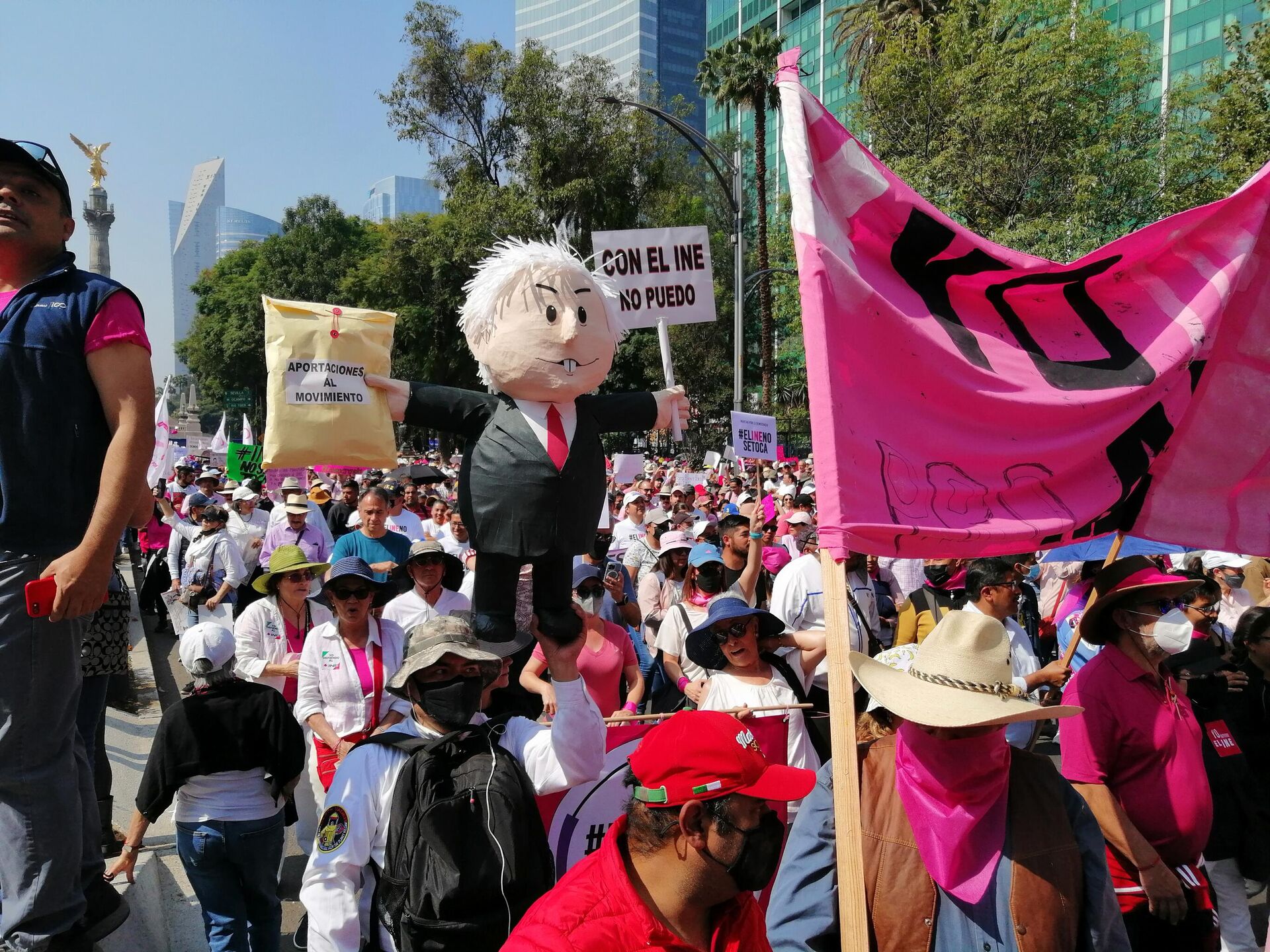 Figura alusiva a López Obrador en la marcha en defensa del INE. - Sputnik Mundo, 1920, 13.11.2022