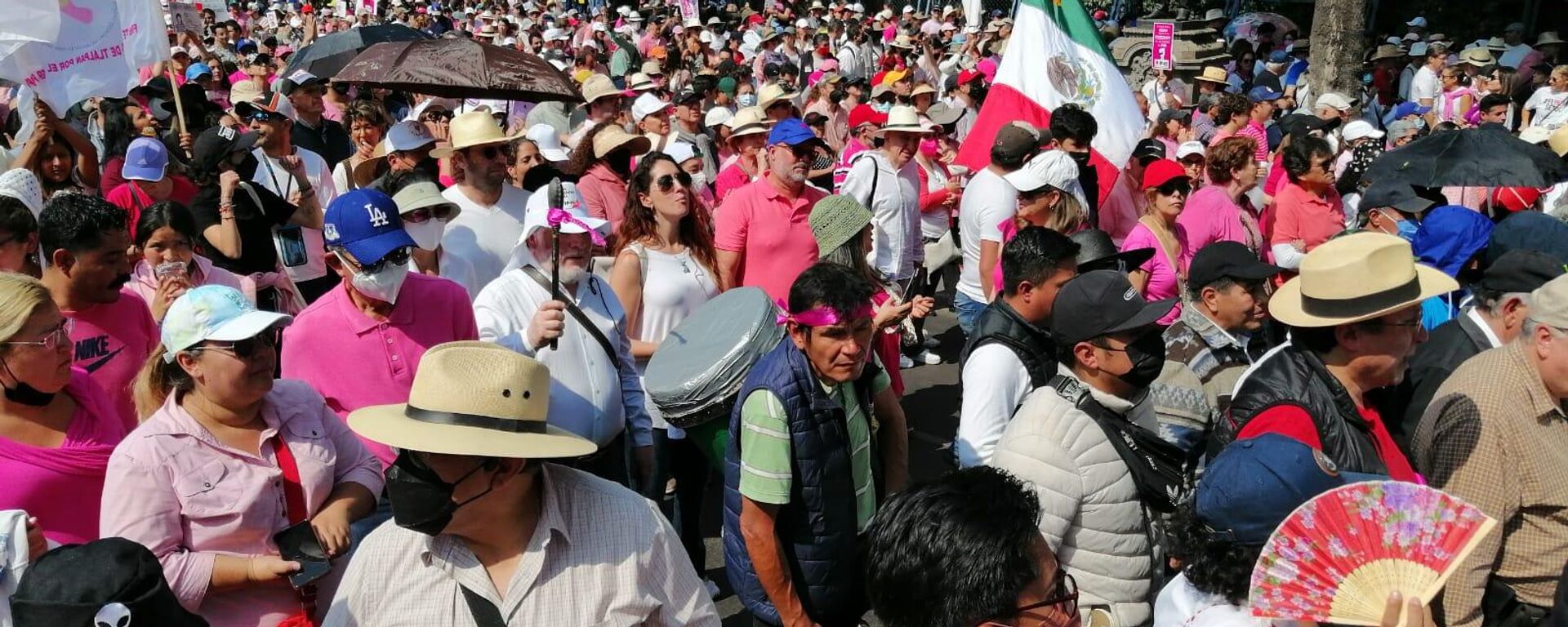 Un hombre de tez blanca aporrea la percusión que sostiene otro enfrente suyo, de piel morena. - Sputnik Mundo, 1920, 13.11.2022