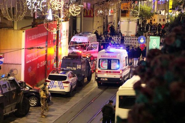 Elementos de emergencia ayudaron a los heridos, más de 80, tras una detonación de bomba en Estambul. Elementos de emergencia ayudaron a los heridos, más de 80, tras una detonación de bomba en Estambul. - Sputnik Mundo