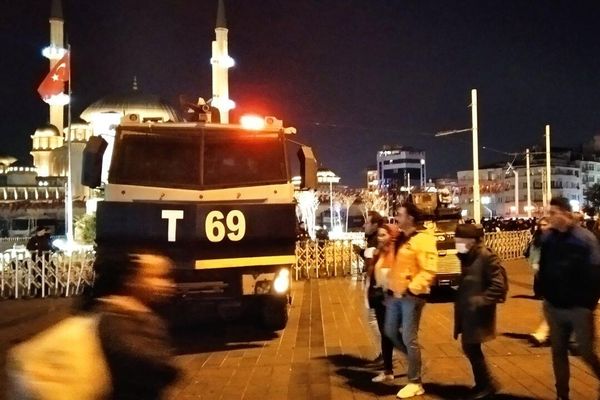 Viandantes en las inmediaciones de la Basílica de Santa Sofía, Estambul. Viandantes en las inmediaciones de la Basílica de Santa Sofía, Estambul. - Sputnik Mundo