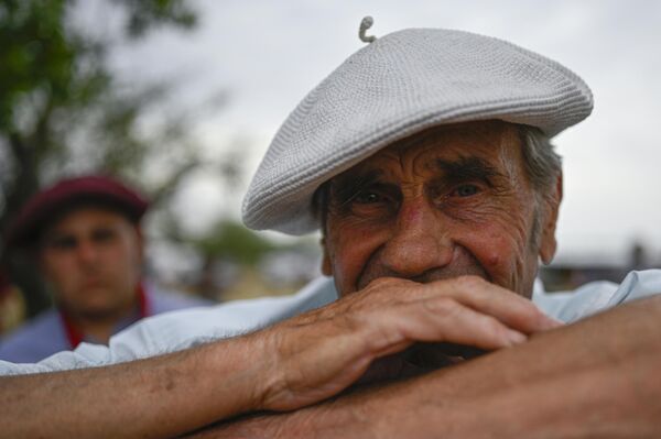 Para muchos gauchos, la fiesta de San Antonio de Areco es la única oportunidad de ver a sus viejos amigos. - Sputnik Mundo