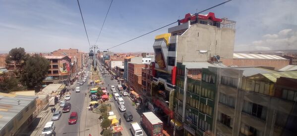 Una imagen panorámica de un edificio con este particular estilo arquitectónico en la ciudad de El Alto, en Bolivia - Sputnik Mundo