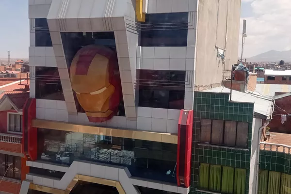 Una imagen de Iron Man en un 'cholet' de El Alto Una imagen de Iron Man en un 'cholet' de El Alto - Sputnik Mundo