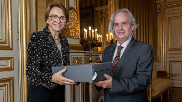 El vicecanciller argentino, Pablo Tettamanti, recibió de su homóloga francesa, la embajadora Anne-Marie Descotes, archivos diplomáticos digitales desclasificados que abordan las violaciones de los derechos humanos en la nación sudamericana durante la última dictadura cívico-militar (1976-1983). - Sputnik Mundo