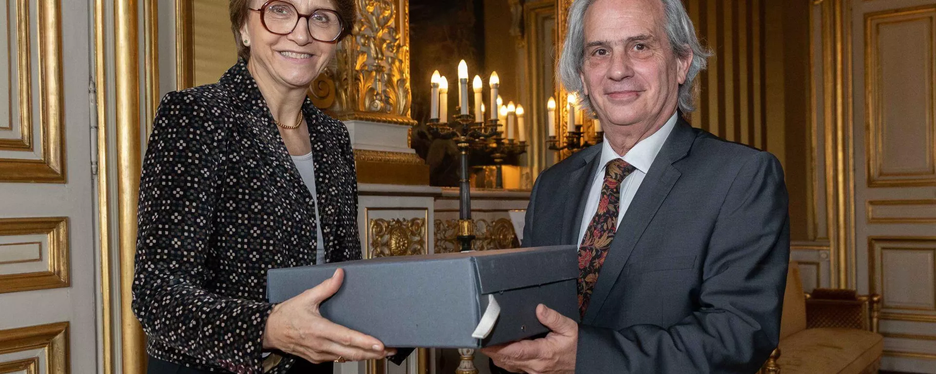 El vicecanciller argentino, Pablo Tettamanti, recibió de su homóloga francesa, la embajadora Anne-Marie Descotes, archivos diplomáticos digitales desclasificados que abordan las violaciones de los derechos humanos en la nación sudamericana durante la última dictadura cívico-militar (1976-1983). - Sputnik Mundo, 1920, 17.11.2022