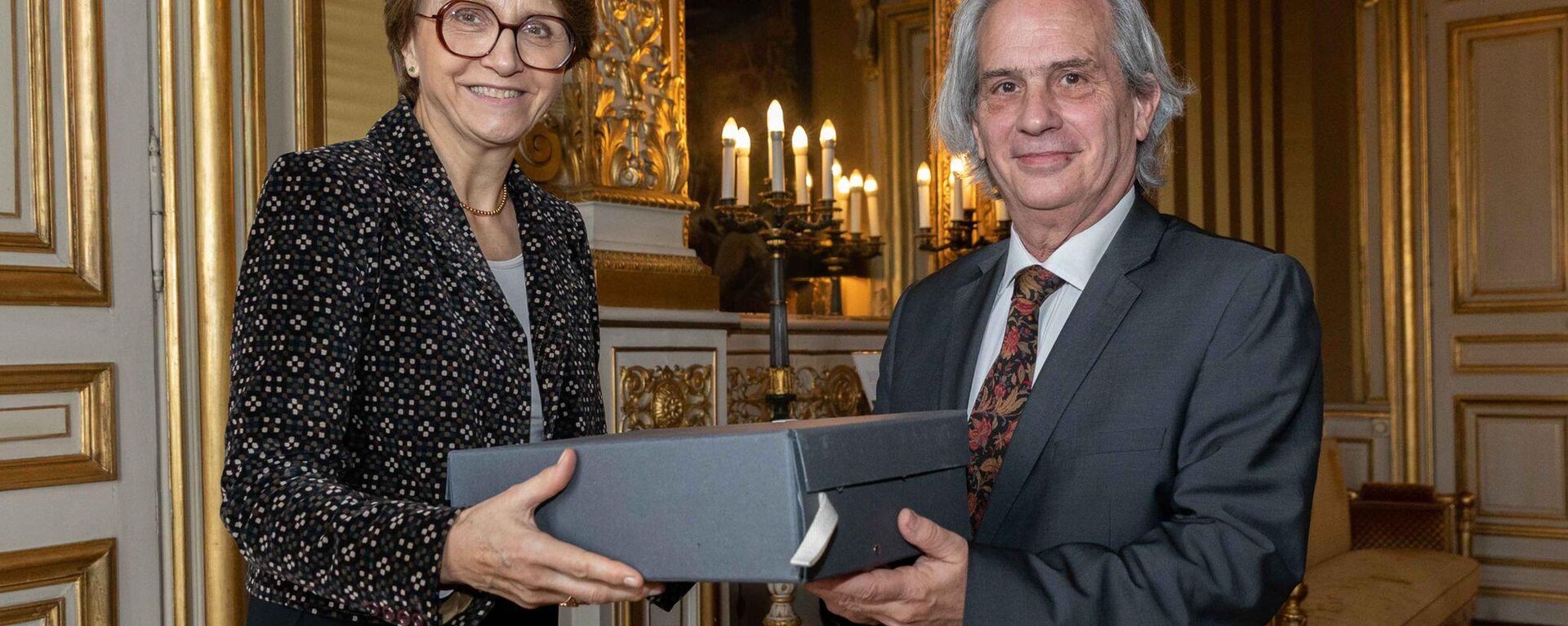 El vicecanciller argentino, Pablo Tettamanti, recibió de su homóloga francesa, la embajadora Anne-Marie Descotes, archivos diplomáticos digitales desclasificados que abordan las violaciones de los derechos humanos en la nación sudamericana durante la última dictadura cívico-militar (1976-1983). El vicecanciller argentino, Pablo Tettamanti, recibió de su homóloga francesa, la embajadora Anne-Marie Descotes, archivos diplomáticos digitales desclasificados que abordan las violaciones de los derechos humanos en la nación sudamericana durante la última dictadura cívico-militar (1976-1983). - Sputnik Mundo, 1920, 17.11.2022