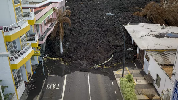 Lava de la erupción de un volcán fluye en la isla de La Palma en Canarias, el 29 de noviembre de 2021 - Sputnik Mundo