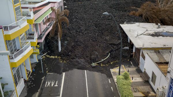 Lava de la erupción de un volcán fluye en la isla de La Palma en Canarias, el 29 de noviembre de 2021 - Sputnik Mundo