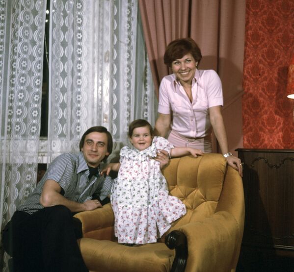 Gorshkov se cambió al patinaje sobre hielo en 1965 y su primera pareja fue Irina Nechkina. A partir de 1966, compitió con Liudmila Pajómova (1946-1986, quien, además, fue su esposa desde 1970) bajo la dirección de la entrenadora Elena Chaikovskaya.En la foto: Aleksandr Gorshkov y su esposa, Liudmila Pajómova, con su hija. - Sputnik Mundo