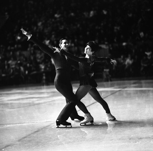 Después de su carrera, Gorshkov trabajó como entrenador en el Comité Estatal de Deportes y Educación Física de la URSS (1977-1992). De 1992 a 2010, fue el jefe de relaciones internacionales del Comité Olímpico Ruso y se dedicó al arbitraje.En la foto: Gorshkov en el Campeonato Europeo de Patinaje Artístico sobre Hielo en 1970.  - Sputnik Mundo