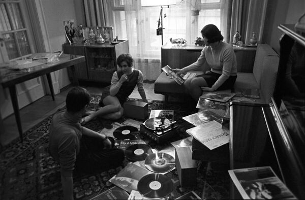 En la foto: Aleksandr Gorshkov, Liudmila Pajómova y Elena Chaikovskaya buscan acompañamiento musical para un nuevo programa. - Sputnik Mundo