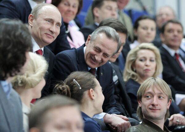 Aleksandr Gorshkov se convirtió en presidente de la Federación Rusa de Patinaje Artístico en 2010.En la foto: el actual presidente de Rusia y entonces primer ministro, Vladímir Putin, y el presidente de la Federación Rusa de Patinaje Artístico, Aleksandr Gorshkov, en 2011. - Sputnik Mundo