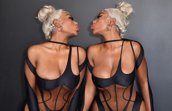 Las gemelas Shannon y Shannade Clermont (The Clermont Twins) durante la exposición de Thierry Mugler: Couturissime, en el Museo Brooklyn de Nueva York, EEUU. - Sputnik Mundo