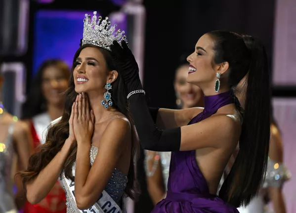 Diana Silva, la nueva Miss Venezuela, recibe la corona de manos de Amanda Dudamel, ganadora del título de Miss Venezuela 2021, durante el espectáculo final del Concurso Nacional de Belleza en Caracas. - Sputnik Mundo