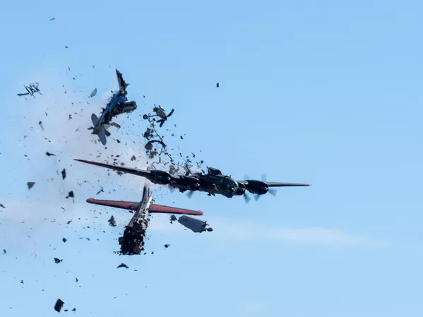 Un avión Boeing B-17 Flying Fortress de la Segunda Guerra Mundial y un Bell P-63 Kingcobra colisionan durante un espectáculo aéreo en Dallas, Texas, EEUU. - Sputnik Mundo