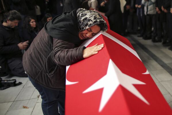El funeral de las víctimas de un atentado terrorista en la calle de Istiklal en la ciudad de Estambul, Turquía. - Sputnik Mundo