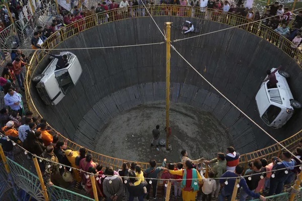 Un espectáculo acrobático de coches en una feria anual que se celebra en el pueblo de Kanachack, cerca de Jammu, en la India. - Sputnik Mundo