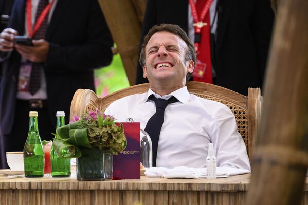 El presidente de Francia, Emmanuel Macron, habla con sus colegas antes de un desayuno de trabajo en la cumbre del G20 en Bali, Indonesia. - Sputnik Mundo