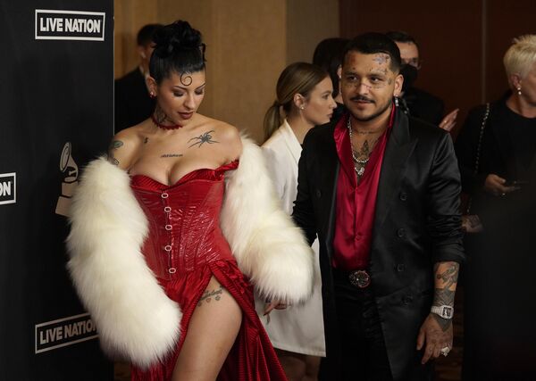 Cazzu y Christian Nodal en una gala en Las Vegas en honor a Marco Antonio Solís, el cantante y compositor mexicano nombrado Hombre del Año 2022 por la Academia Latina de la Grabación. - Sputnik Mundo