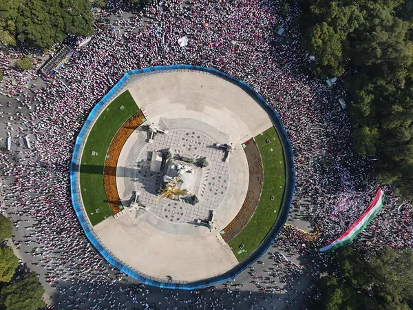 Organizaciones civiles manifiestan frente al Monumento a la Independencia en Ciudad de México en apoyo al Instituto Nacional Electoral de México. El presidente Andrés Manuel López Obrador ha pedido por una reorganización del ente. - Sputnik Mundo