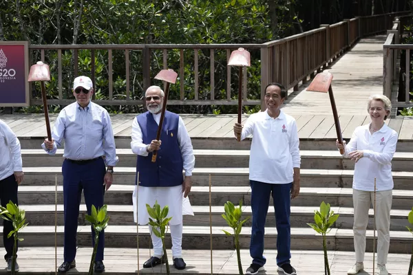 De izquierda a derecha: el presidente estadounidense, Joe Biden; el primer ministro indio, Narendra Modi; el presidente indonesio, Joko Widodo, y la presidenta de la Unión Europea, Ursula von der Leyen, antes de una ceremonia de plantación de árboles en el bosque de manglares Taman Hutan Raya Ngurah Rai al margen de la cumbre del G20 en Bali, Indonesia. - Sputnik Mundo