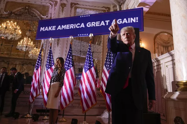 El expresidente estadounidense Donald Trump anuncia en su residencia de Mar-a-Lago, en el estado de Florida, su intención de presentarse a la Presidencia de EEUU. A la izquierda, la esposa de Trump, Melania. - Sputnik Mundo