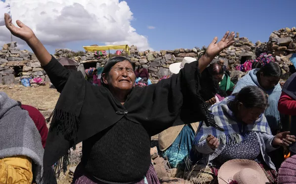 Un miembro del pueblo aymara reza por la lluvia en la montaña sagrada Inca Pucara, Bolivia. - Sputnik Mundo