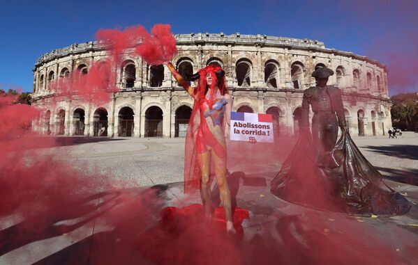 La actriz francesa Marie Cornillon, durante una protesta para prohibir las corridas de toros como parte del movimiento Personas por el Trato Ético de los Animales, frente la Arena de Nimes, Francia. - Sputnik Mundo