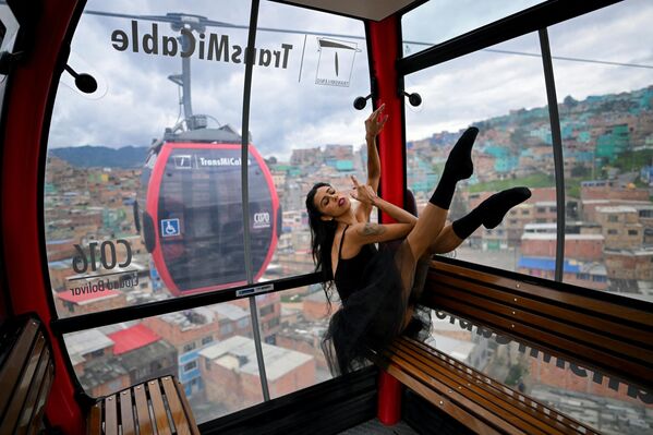 Una bailarina actúa en el TransmiCable en Bogotá, Colombia, durante el festival Danza en la Ciudad. - Sputnik Mundo