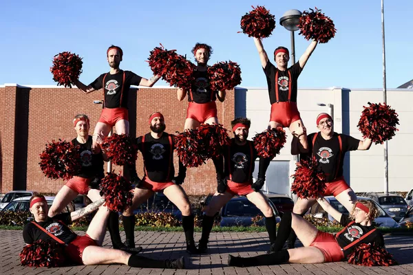 Los miembros del equipo de animadores masculinos de Scrimmage People ensayan antes de su actuación en el estadio Omnisports de la ciudad de Amay (Bélgica). - Sputnik Mundo