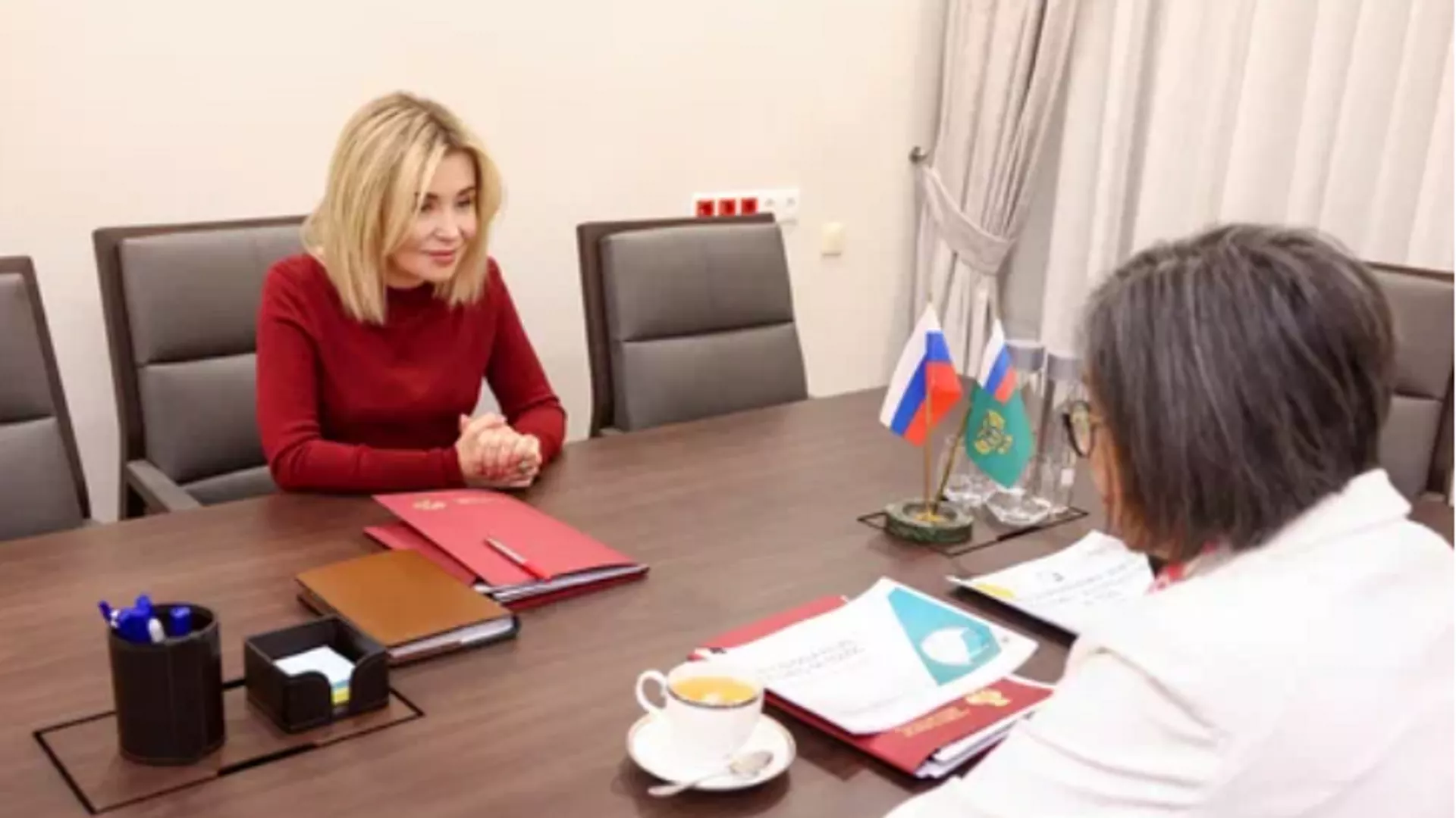 La jefa del Servicio Federal de Supervisión del Medio Ambiente (Rosprirodnadzor), Svetlana Radiónova, y la embajadora de Bolivia en Rusia, María Luisa Ramos Urzagaste La jefa del Servicio Federal de Supervisión del Medio Ambiente (Rosprirodnadzor), Svetlana Radiónova, y la embajadora de Bolivia en Rusia, María Luisa Ramos Urzagaste