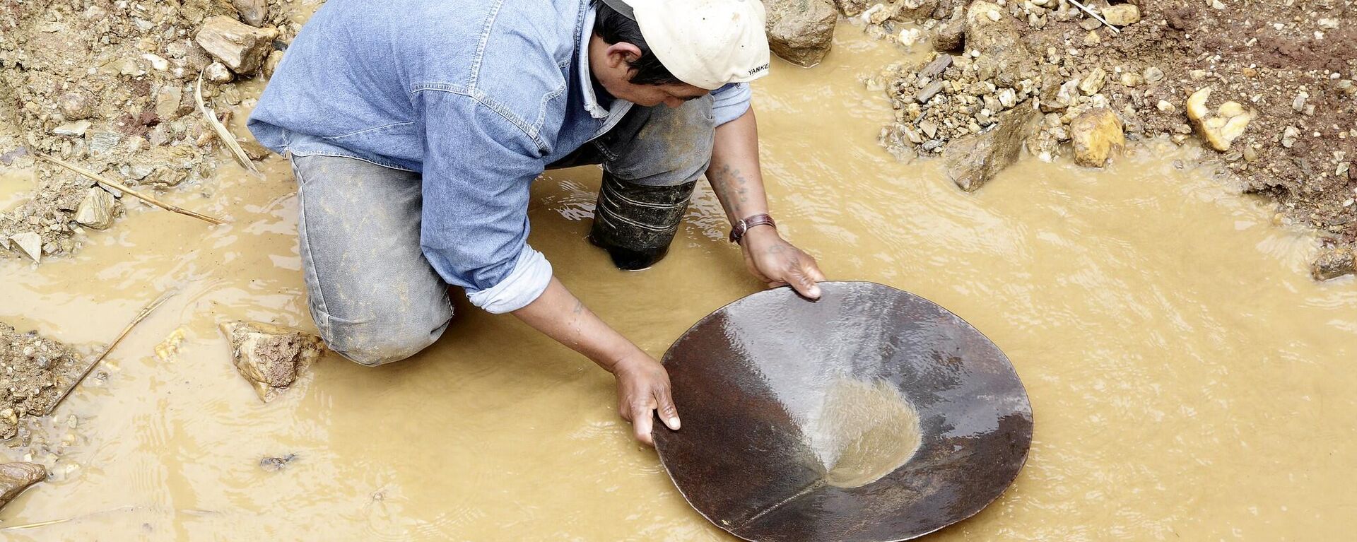 Un buscador de oro en Bolivia - Sputnik Mundo, 1920, 17.01.2023