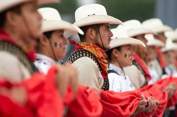Izado de la bandera durante la conmemoración de la Revolución mexicana, que arrancó en 1910.