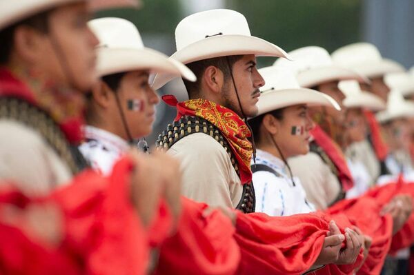 Del proceso revolucionario derivó la constitución que actualmente determina el marco legal de México, además del conjunto general del sistema político y algunos de los códigos simbólicos del relato oficial nacional, como la reivindicación de las clases populares en los murales de artistas como Diego Rivera y David Alfaro Siqueiros.En la foto: el izado de la bandera durante la conmemoración de la Revolución mexicana, que arrancó en 1910. - Sputnik Mundo