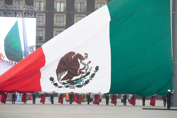 La bandera de México se izó en la ceremonia conmemorativa en la capital del país. La bandera de México se izó en la ceremonia conmemorativa en la capital del país. - Sputnik Mundo
